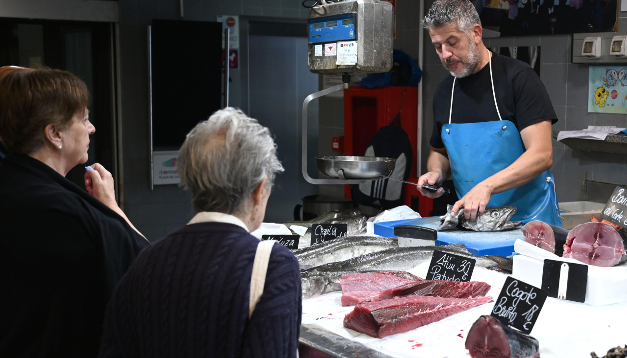 Óscar, de Pescadería Nortemar, en su puesto de la plaza de Lugo