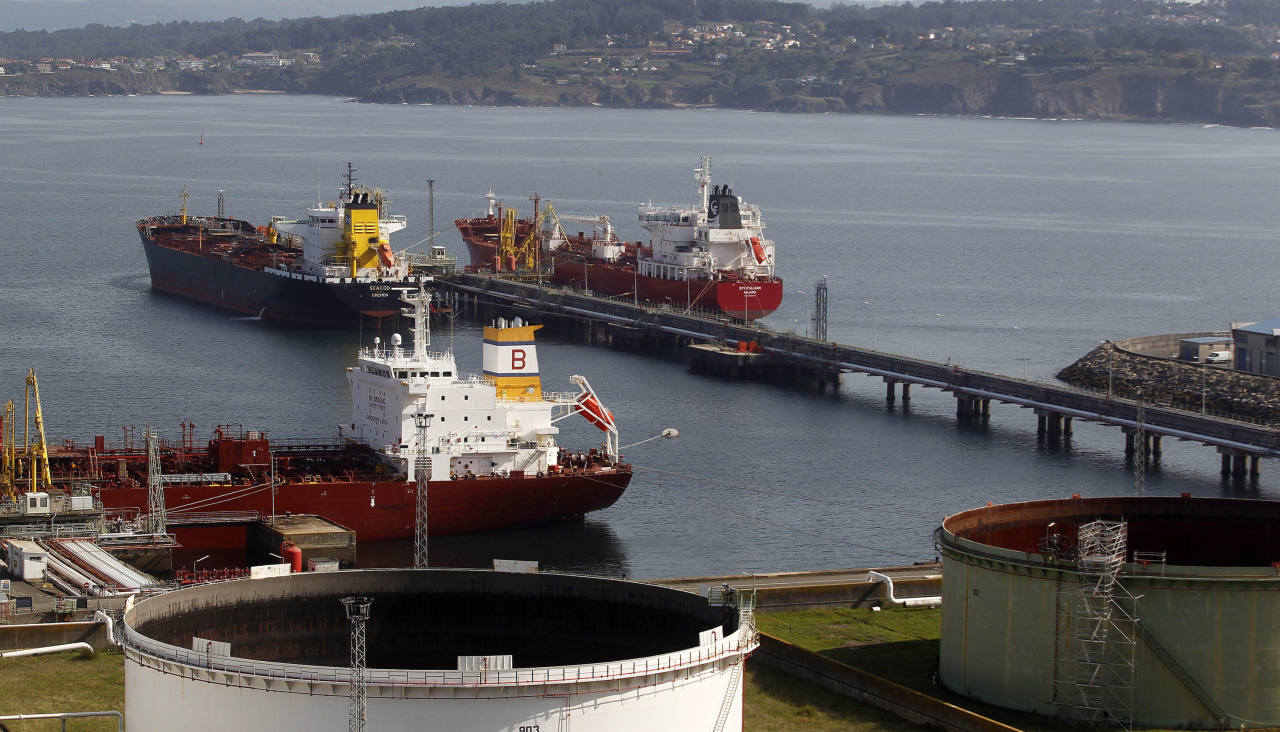 Tres grandes buques, atracados en el muelle petrolero de Repsol a principios de este mes de octubre