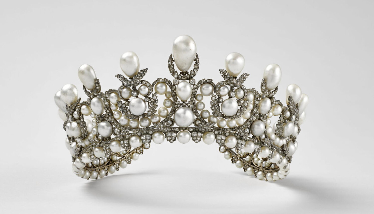 Diadema la emperatriz Eugenia robada del Museo del Louvre