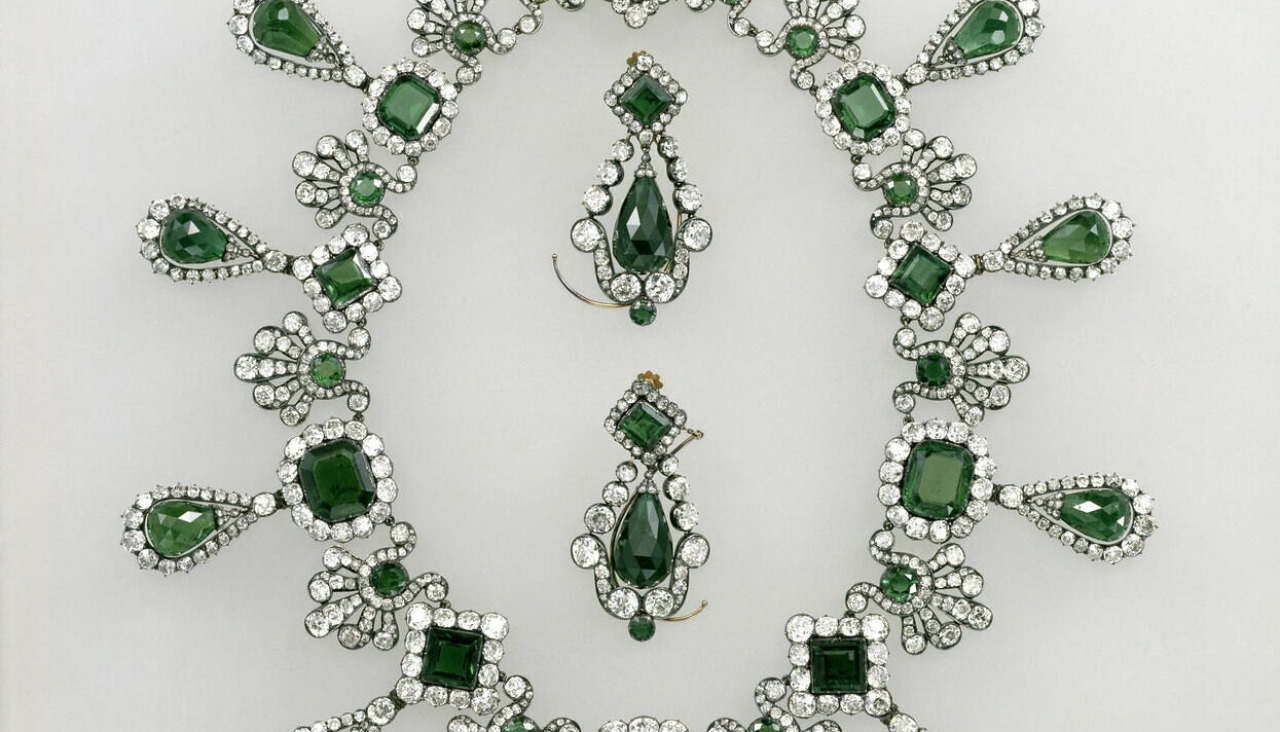 collar de esmeraldas y unos pendientes de la misma gema de la reina María Luisa robados del Museo del Louvre