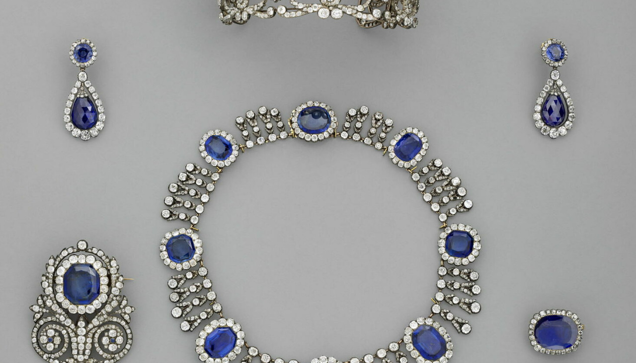 diadema de la reina María Amelia y de la reina Hortensia, un collar del conjunto de zafiro de las mismas reinas y un pendiente de ese mismo conjunto sustraidos del Museo del Louvre