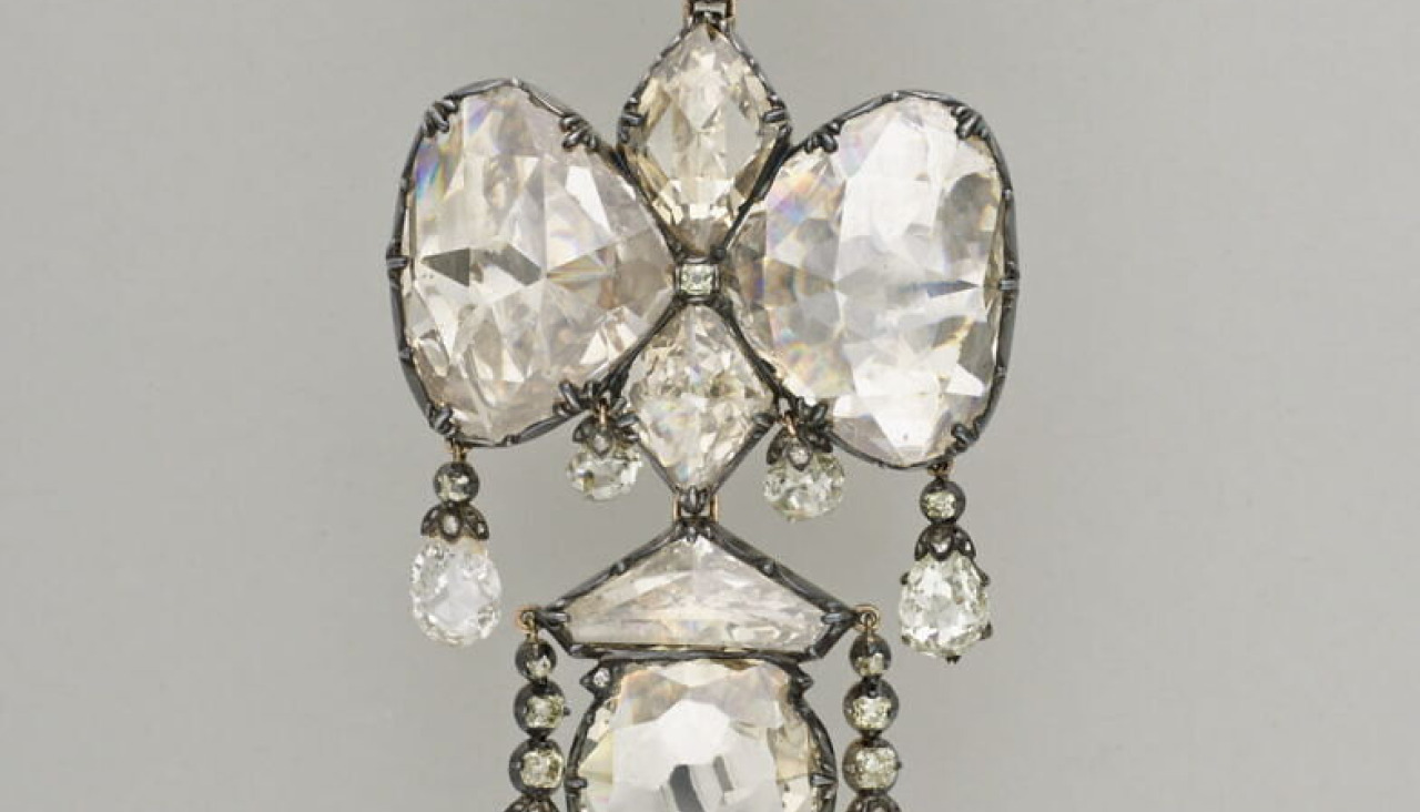 Broche relicario robado del Museo del Louvre