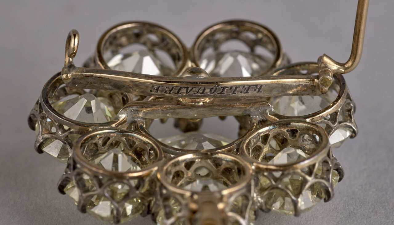 Broche relicario robado del Museo del Louvre