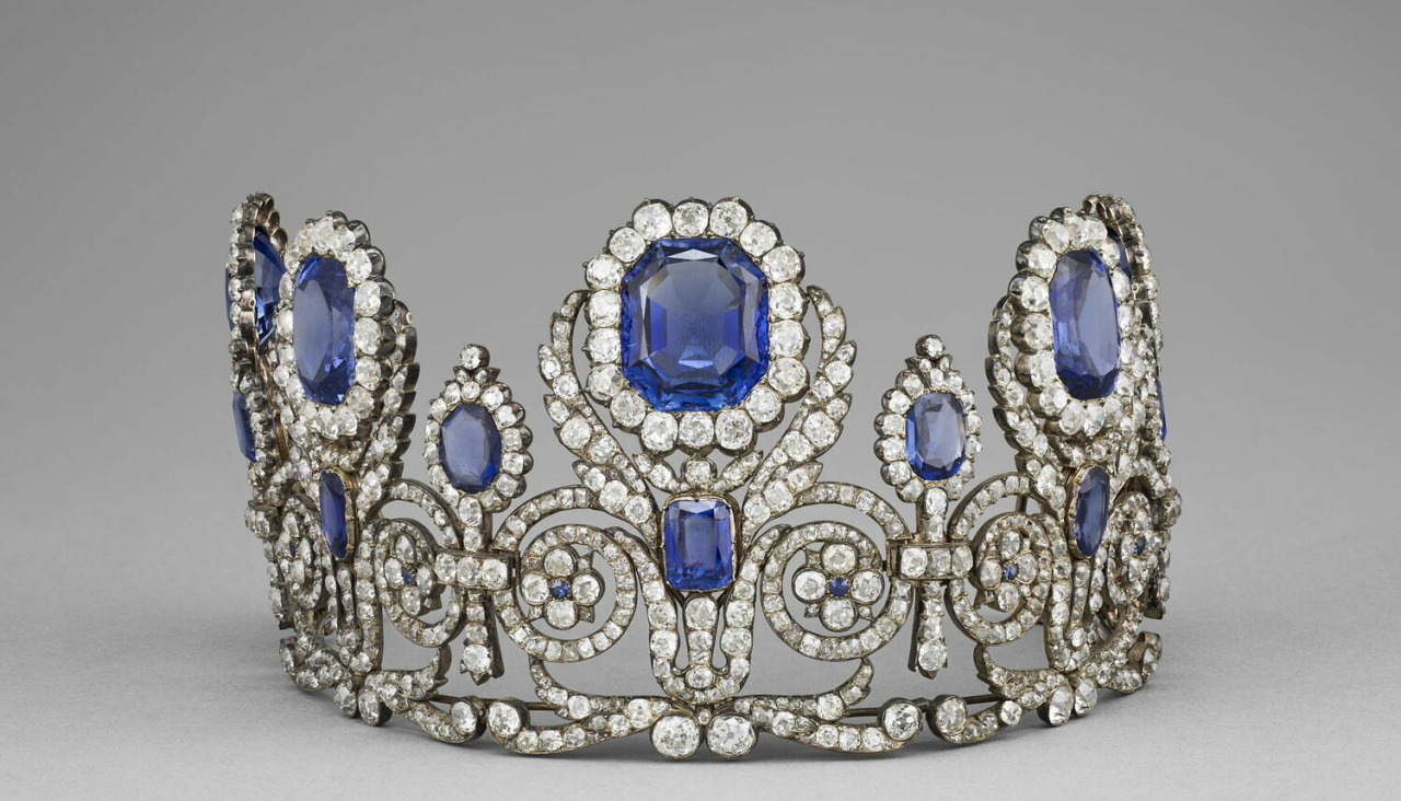 Diadema de la reina María Amelia y de la reina Hortensia sustraida del Museo del Louvre