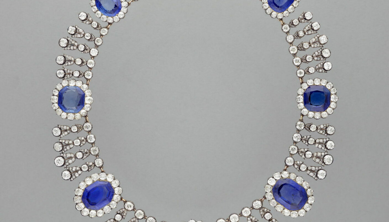Collar de zafiros de la reina María Amelia y de la reina Hortensia sustraido del Museo del Louvre