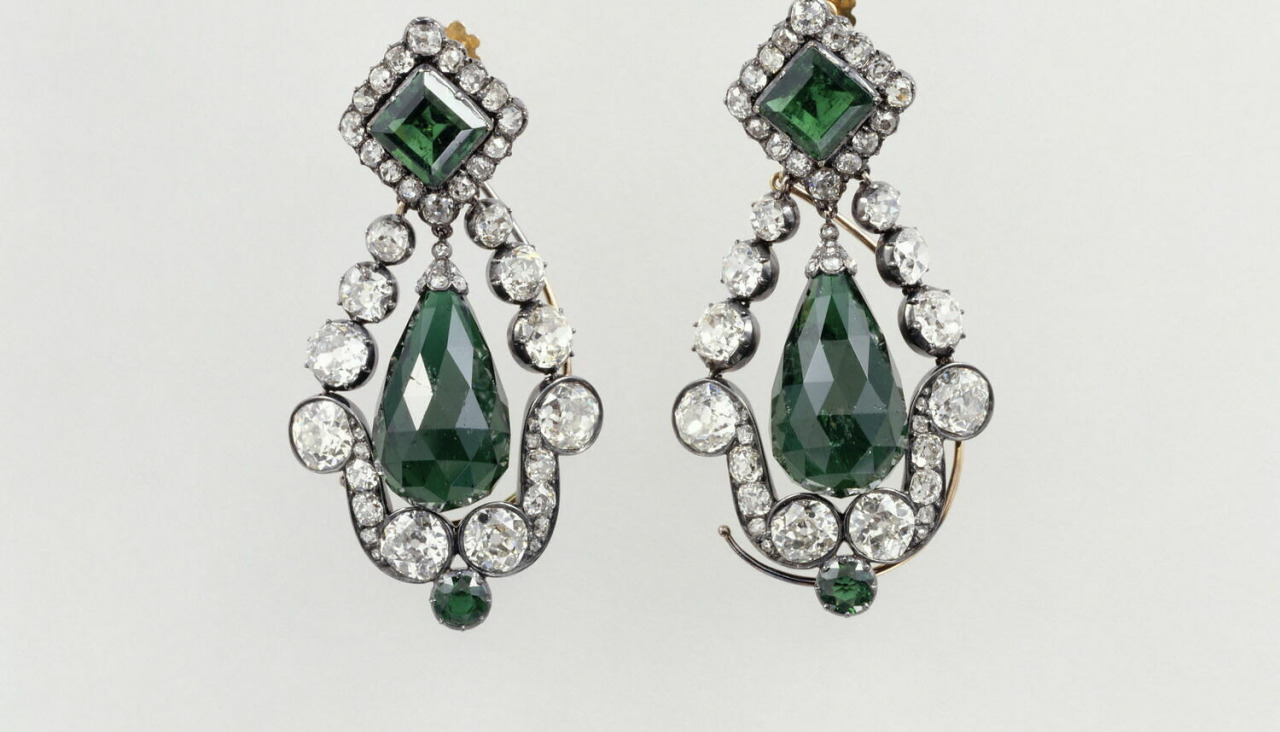 pendientes de esmeralda de María Luisa sustraidos durante el robo cometido en el Museo del Louvre