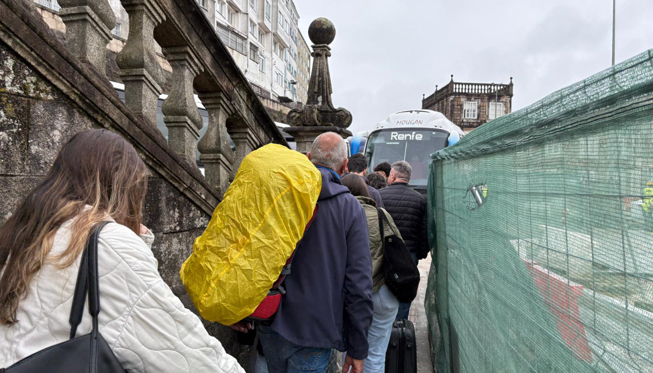 Trasbordo en autobús de pasajeros del tren entre Santiago y A Coruña