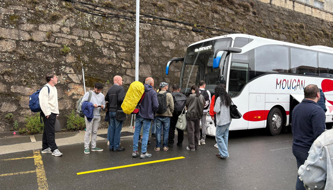 Trasbordo en autobús de pasajeros del tren entre Santiago y A Coruña