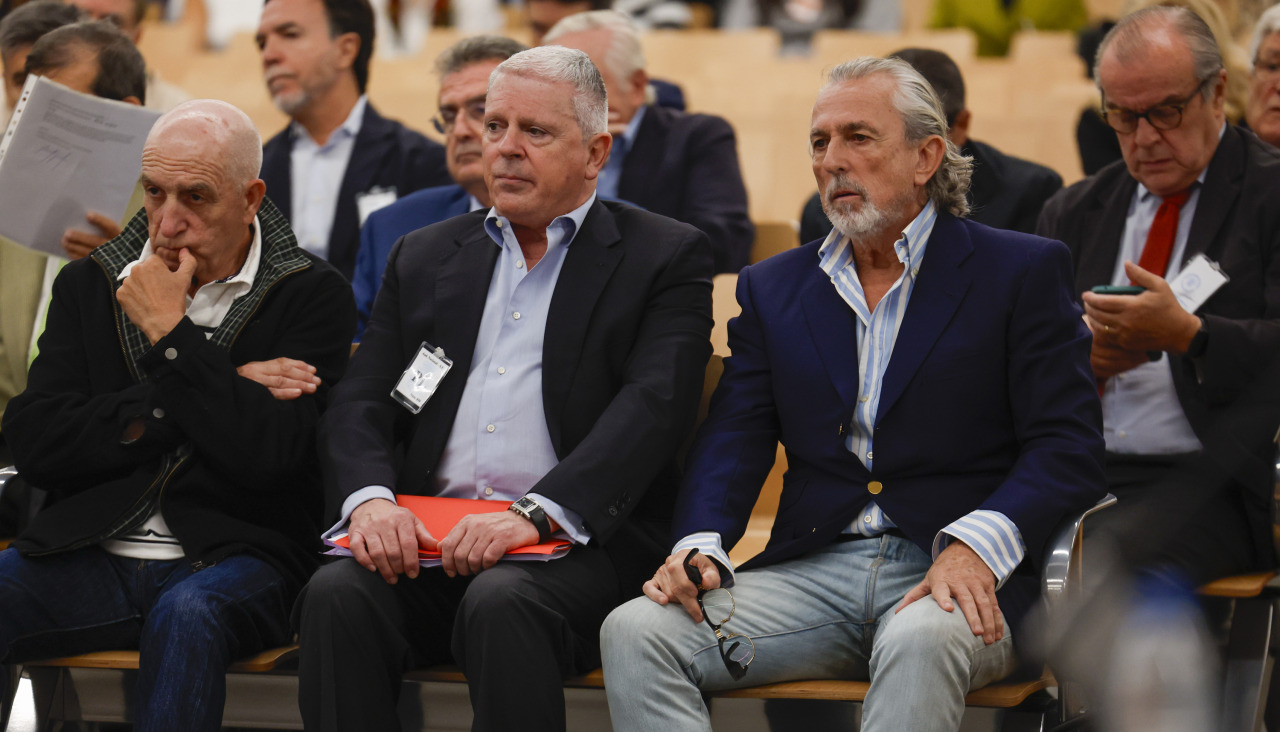 Francisco Correa (d), líder de la trama de corrupción conocida como Caso Gürtel y Pablo Crespo (c), su máximo colaborador, en la Audiencia Nacional en San Fernando de Henares (Madrid), donde este lunes comienza el duodécimo y último juicio del caso Gürtel, en el que se sientan 26 acusados en el banquillo