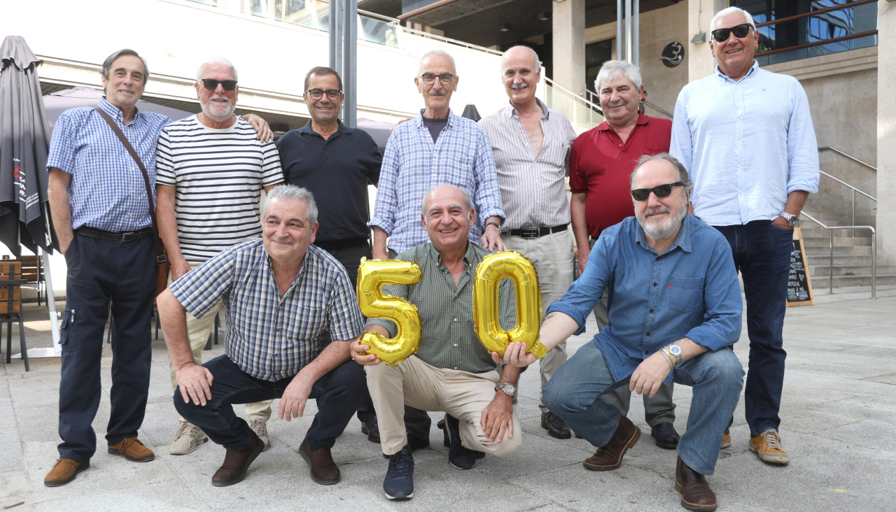 Diez integrantes del reemplazo de Artillería, 50 años después, en la plaza del Papagayo
