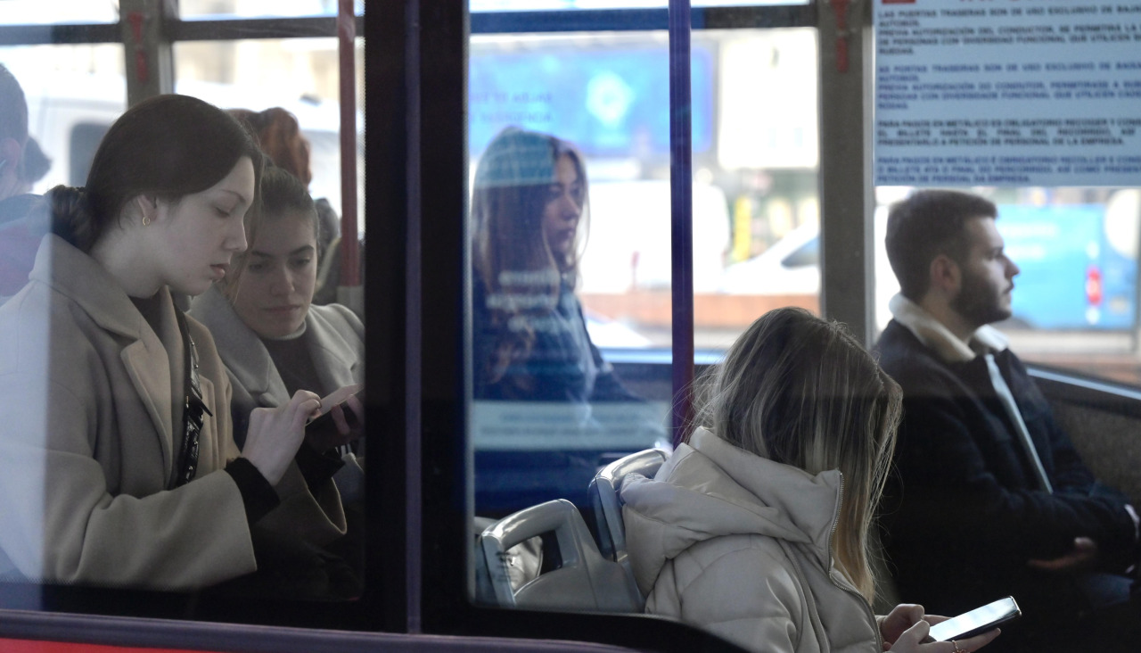 Viajeros en un bus urbano