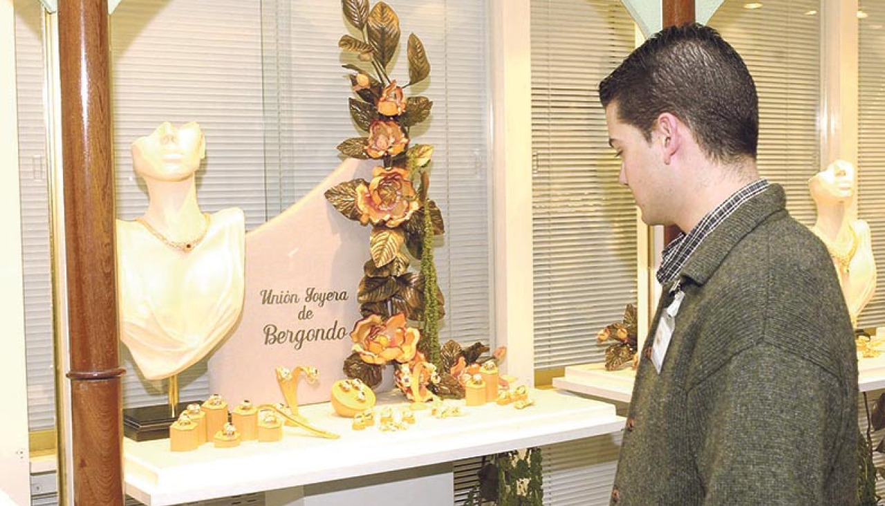 Un visitante observa algunas piezas en la muestra joyera de hace 25 años