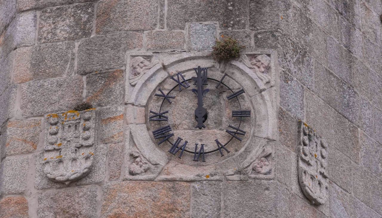 Reloj y escudos de armas de la ciudad