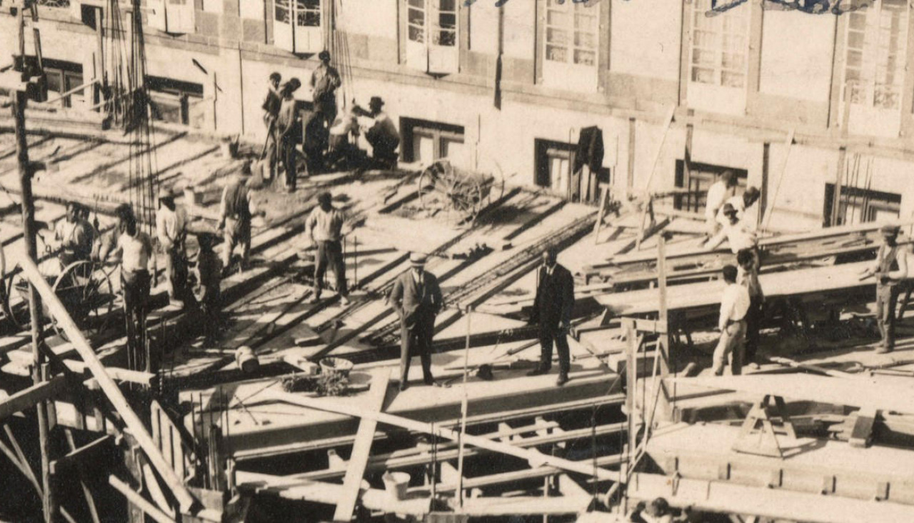Los arquitectos Estellés (con sombrero) y Tenreiro, el 22 de junio de 1922, supervisando la obra de construcción del edificio del Banco Pastor