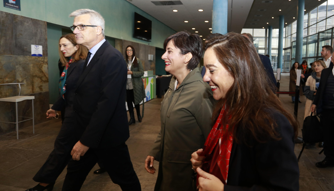 Inés Rey recibe a la ministra Isabel Rodríguez en el Foro