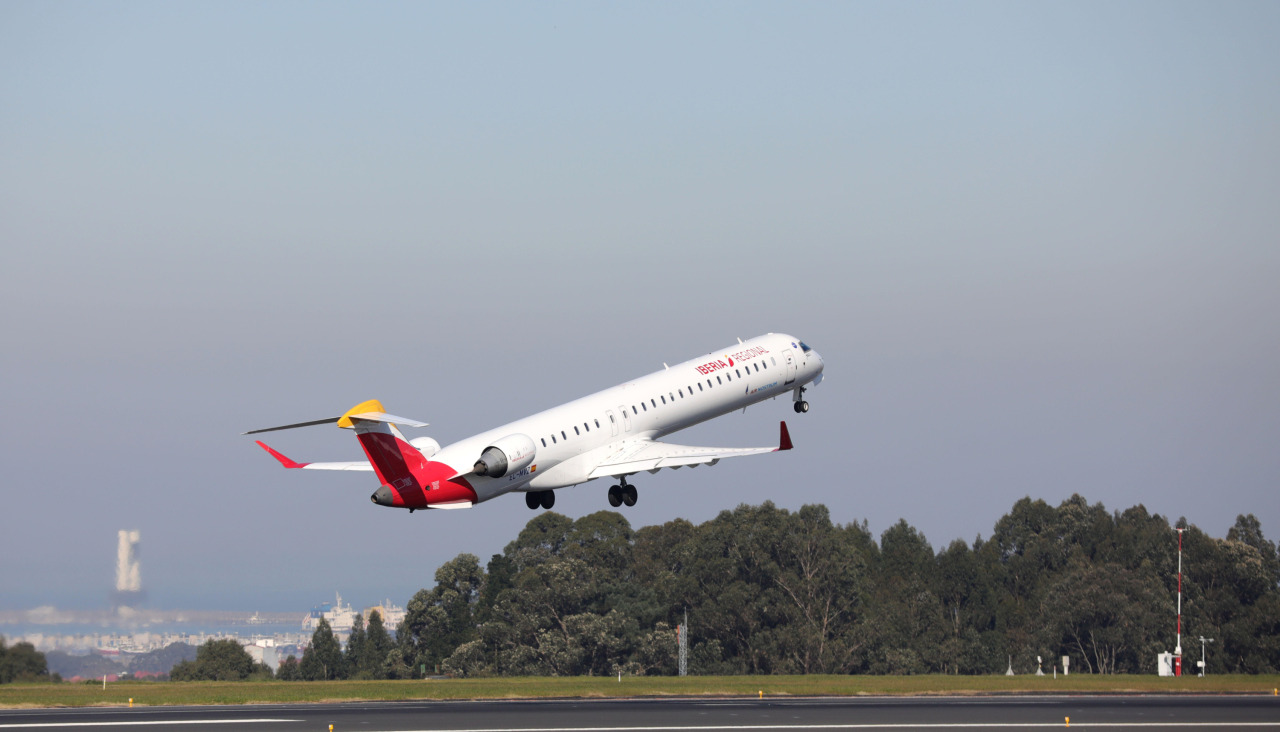 Un avión de Iberia despega de la pista de Alvedro