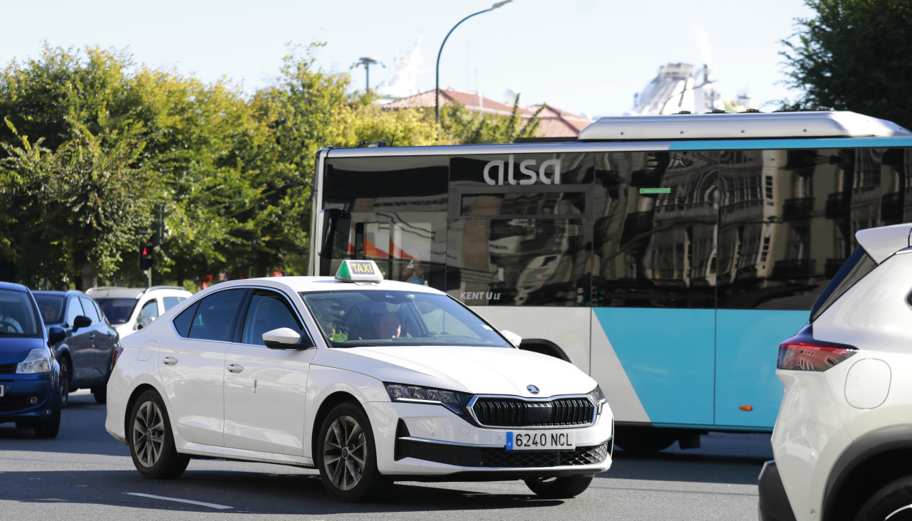 Un taxi circula por el centro de A Coruña