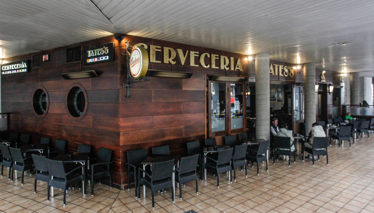 Terraza del Yates's de Matogrande, sin movimiento a primera hora de la tarde