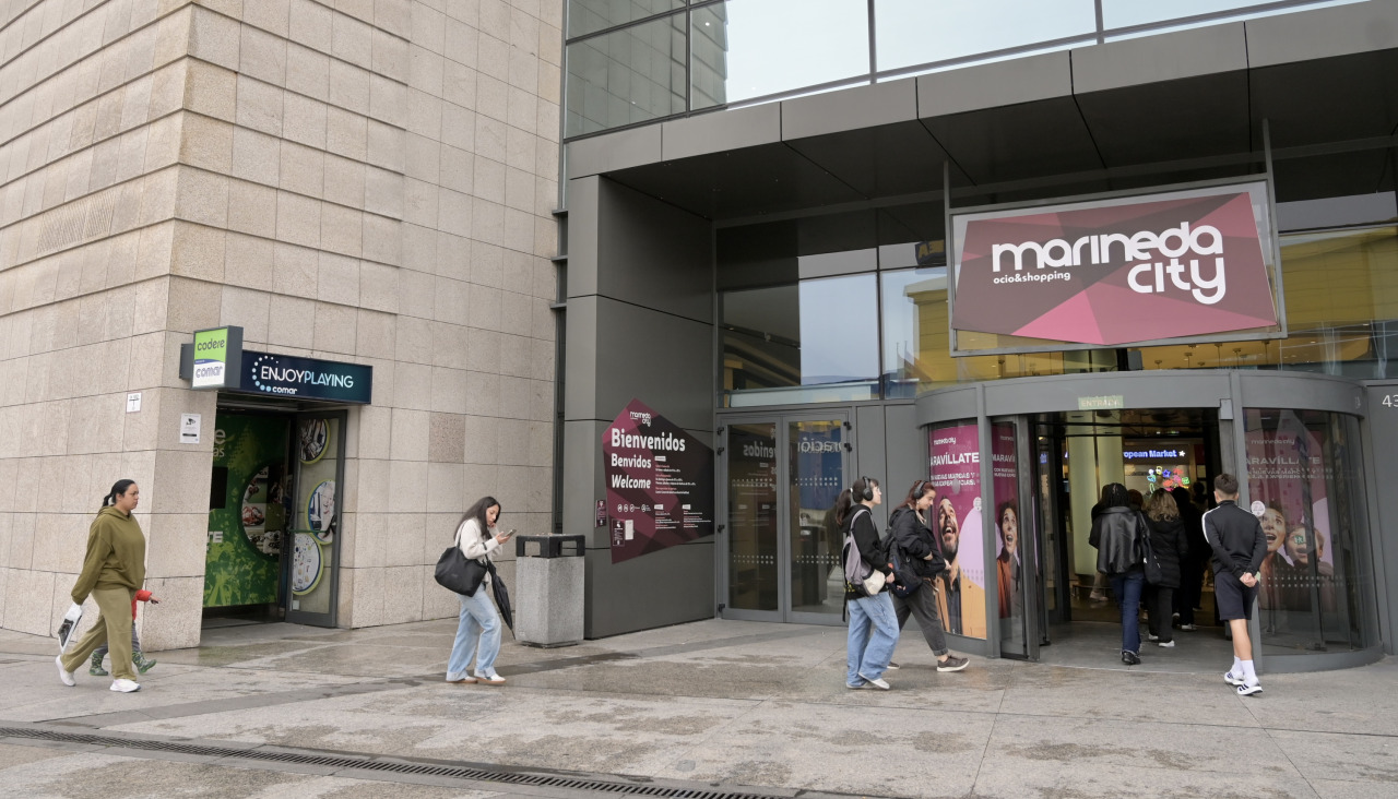 Numerosos vecinos y visitantes aprovecharon el fin de semana para pasarse por el centro para descubrir las nuevas tiendas y espacios de hostelería y restauración