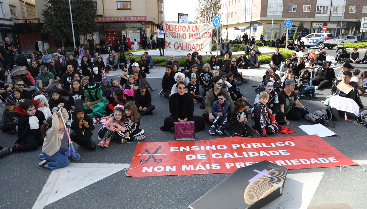 Los asistentes marcharon desde el parque Nelson Mandela hasta la rotonda de Sol y Mar, donde cortaron la N-VI