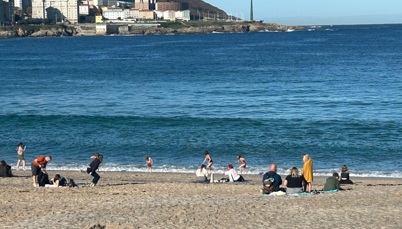 Pasajeros del crucero 'Ventura' disfrutan de la playa del Orzán pese al frío