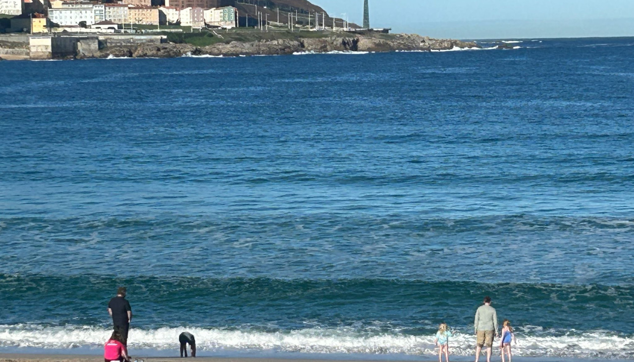 Pasajeros del crucero 'Ventura' disfrutan de la playa del Orzán pese al frío