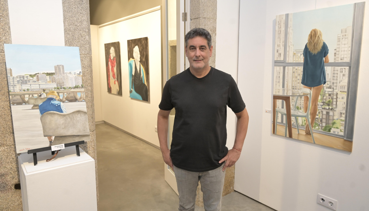 Roberto Díaz, junto a algunas de sus obras, en la Casa Museo Picasso