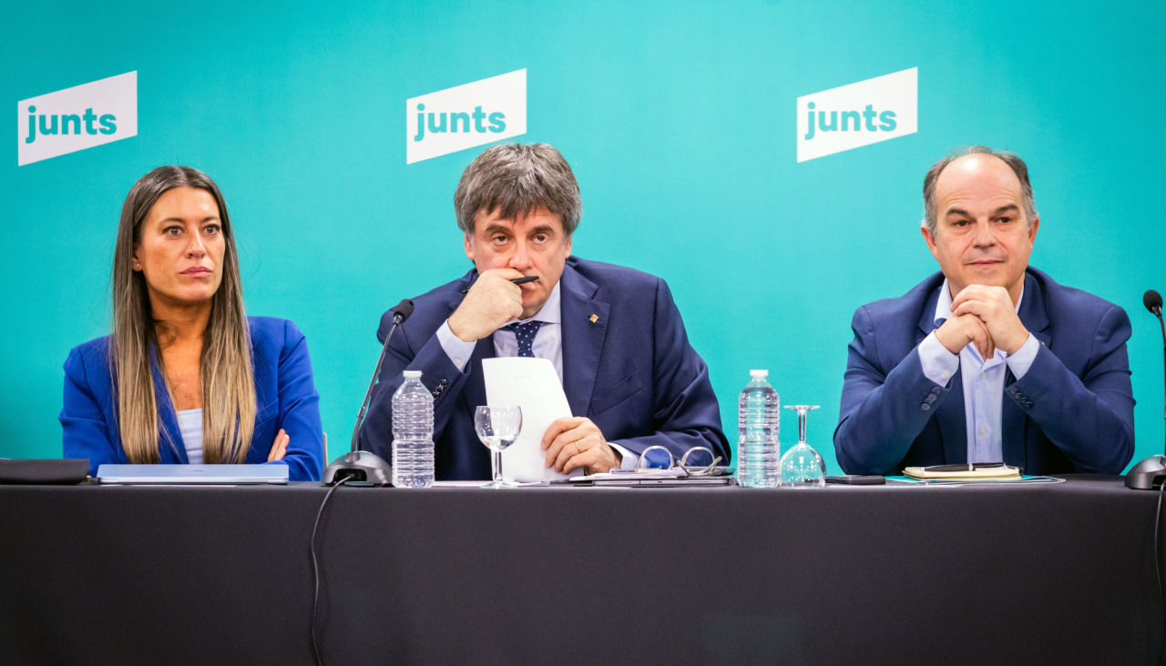 El presidente de JxCat, Carles Puigdemont (c), junto al secretario general, Jordi Turull (d), y la vicepresidenta, Míriam Nogueras (i), durante la reunión de la ejecutiva de JxCat