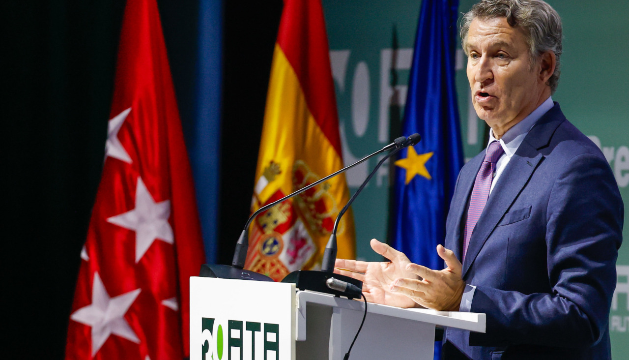 El líder del Partido Popular, Alberto Núñez Feijóo, interviene durante la entrega de los XXIV premios Autónomo del Año en Madrid