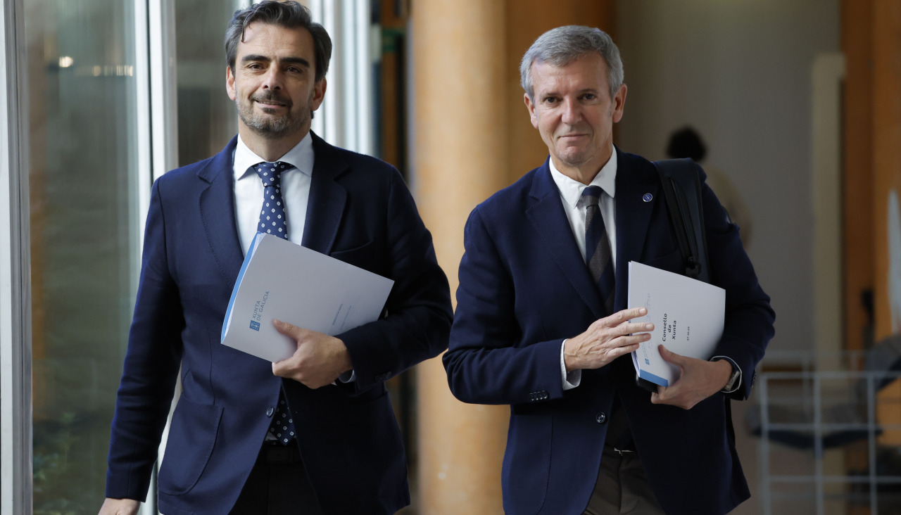 O conselleiro de Presidencia, Diego Calvo, e o presidente da Xunta, Alfonso Rueda, tras o Consello