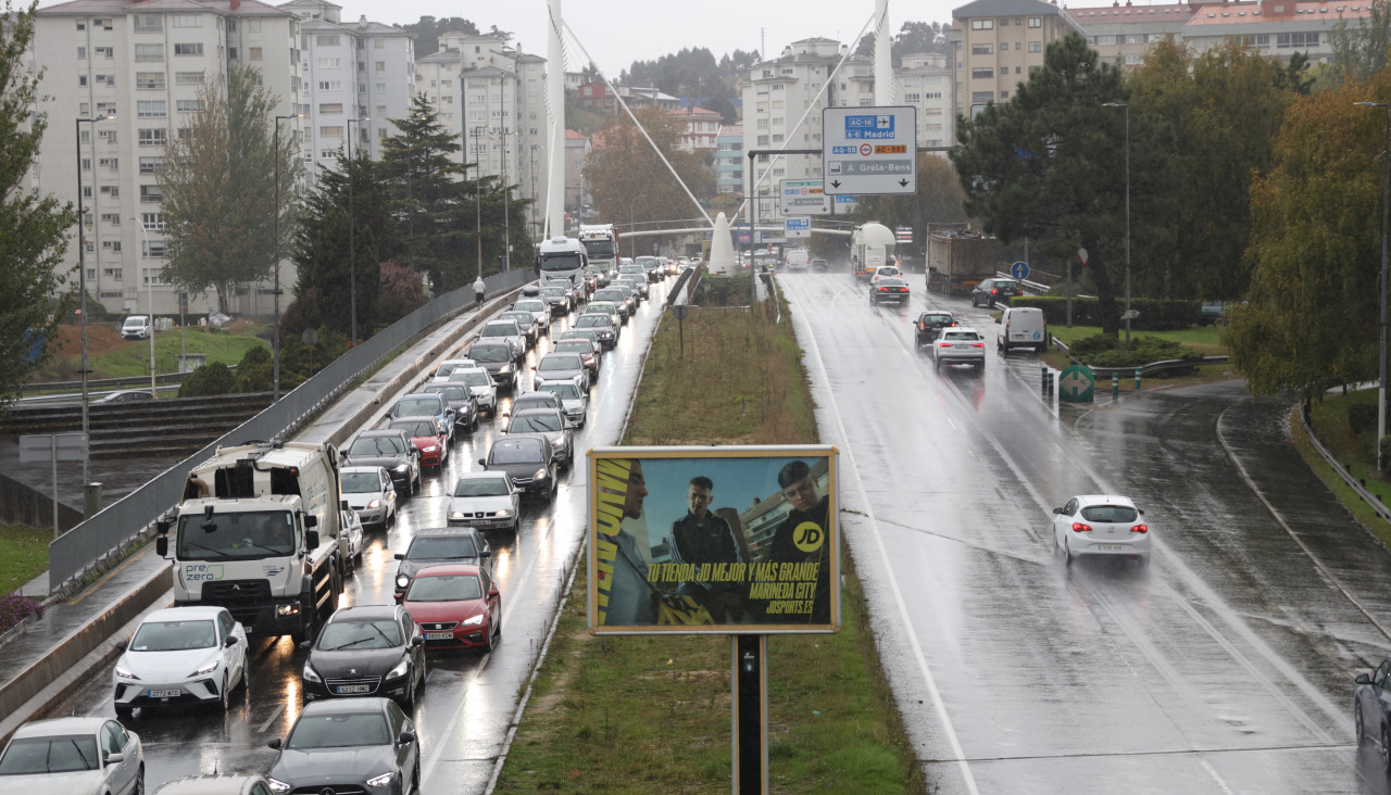 Atasco en Matogrande por las obras que obligaron a cortar el enlace entre A Grela y Alfonso Molina