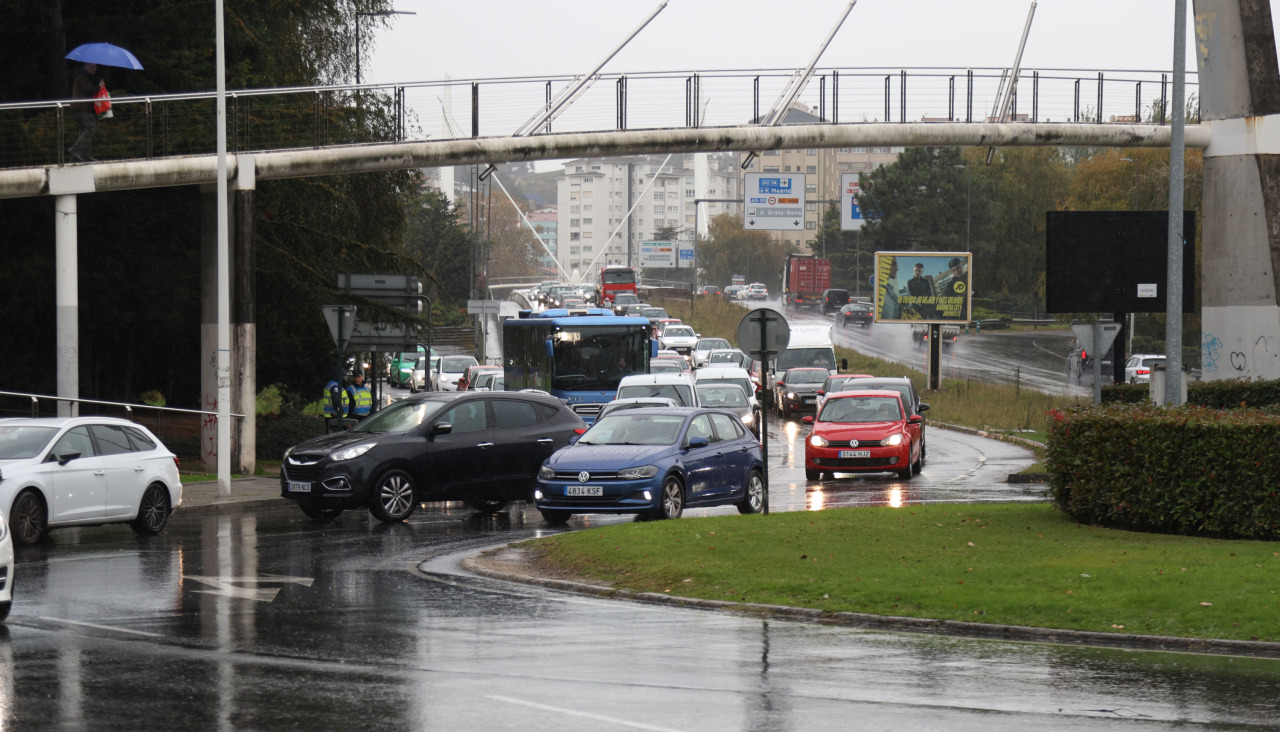 Atasco en Matogrande por las obras que obligaron a cortar el enlace entre A Grela y Alfonso Molina