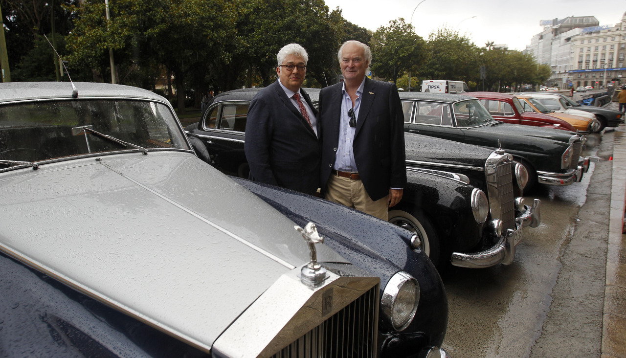 Manuel Arenas y Ángel Jove junto a un Rolls Royce como el que tuvo Barrié de la Maza