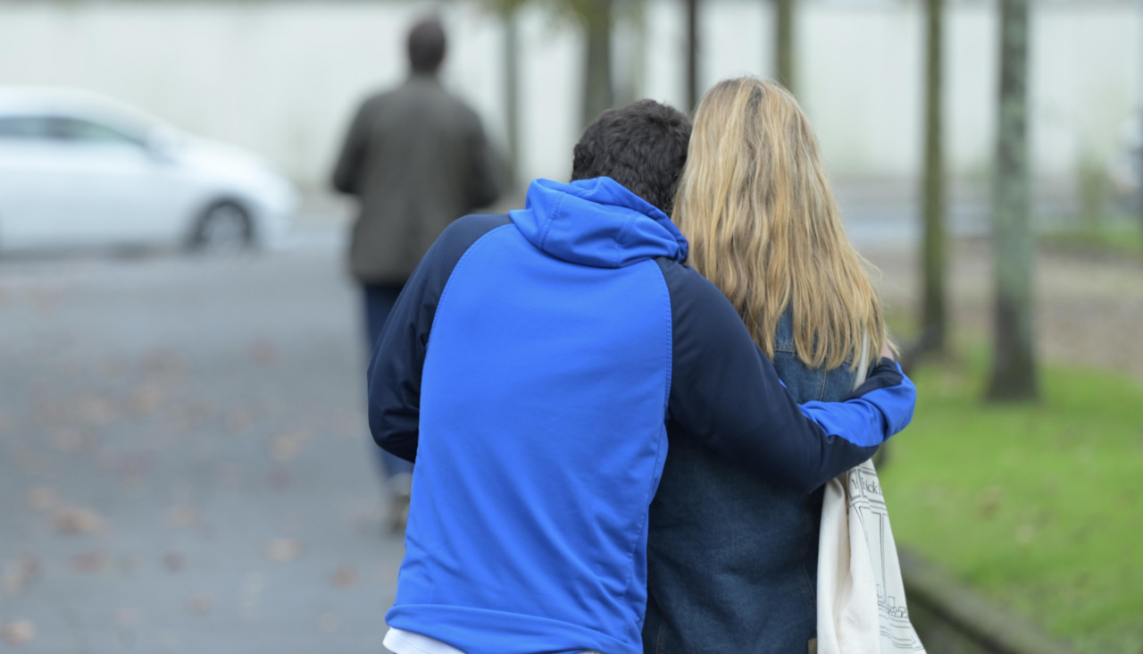 Una pareja pasea por A Coruña
