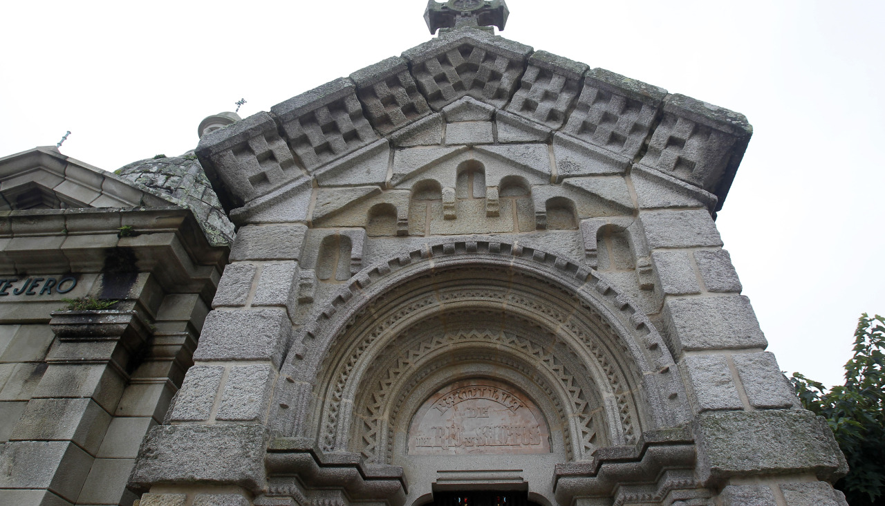 Panteón neorrománico de granito de la familia Río y Santos