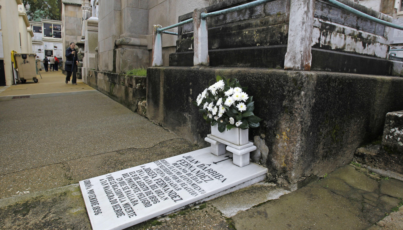 Tumba del niño Juanito en San Amaro