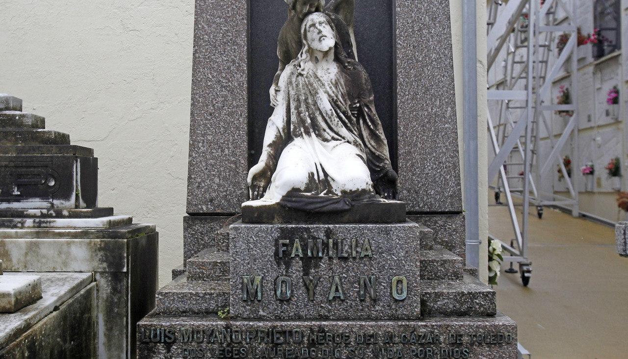 Tumba al 'héroe del Alcázar' en San Amaro