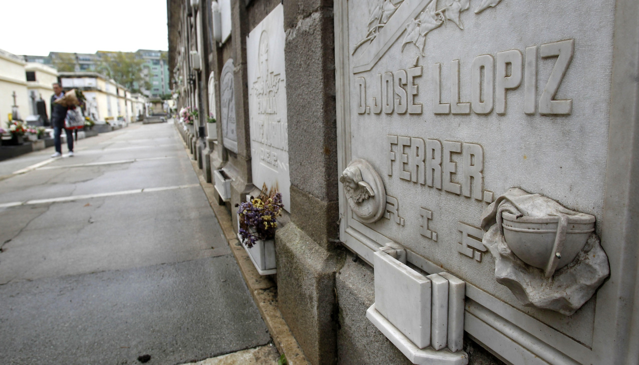 Tumba con una proa del teniente de navío José Llopiz