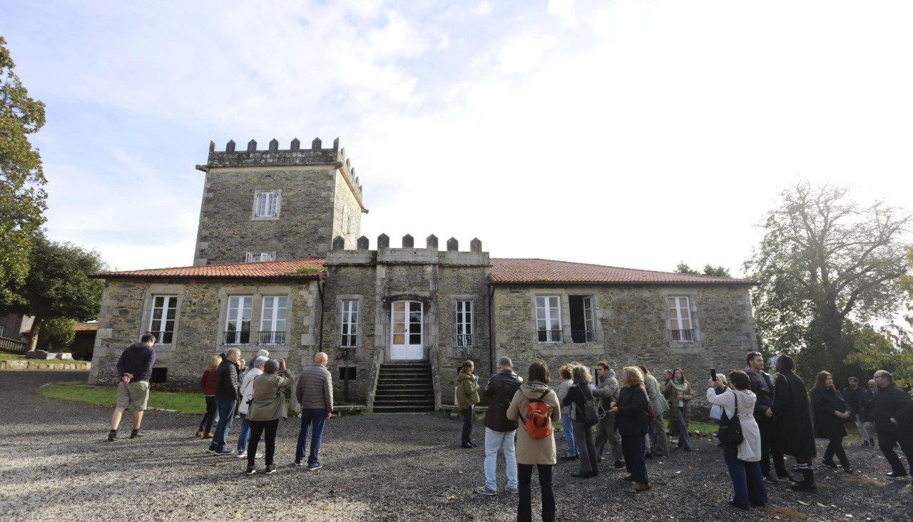 Los visitantes, en el exterior del Pazo de Illobre antes de recorrer sus estancias y sus jardines exteriores