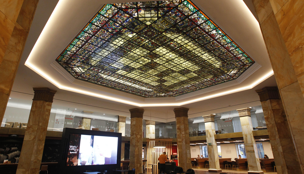 El patio de operaciones, donde se asienta el Work Café del Santander, está dominado por el lucernario original  | Quintana
