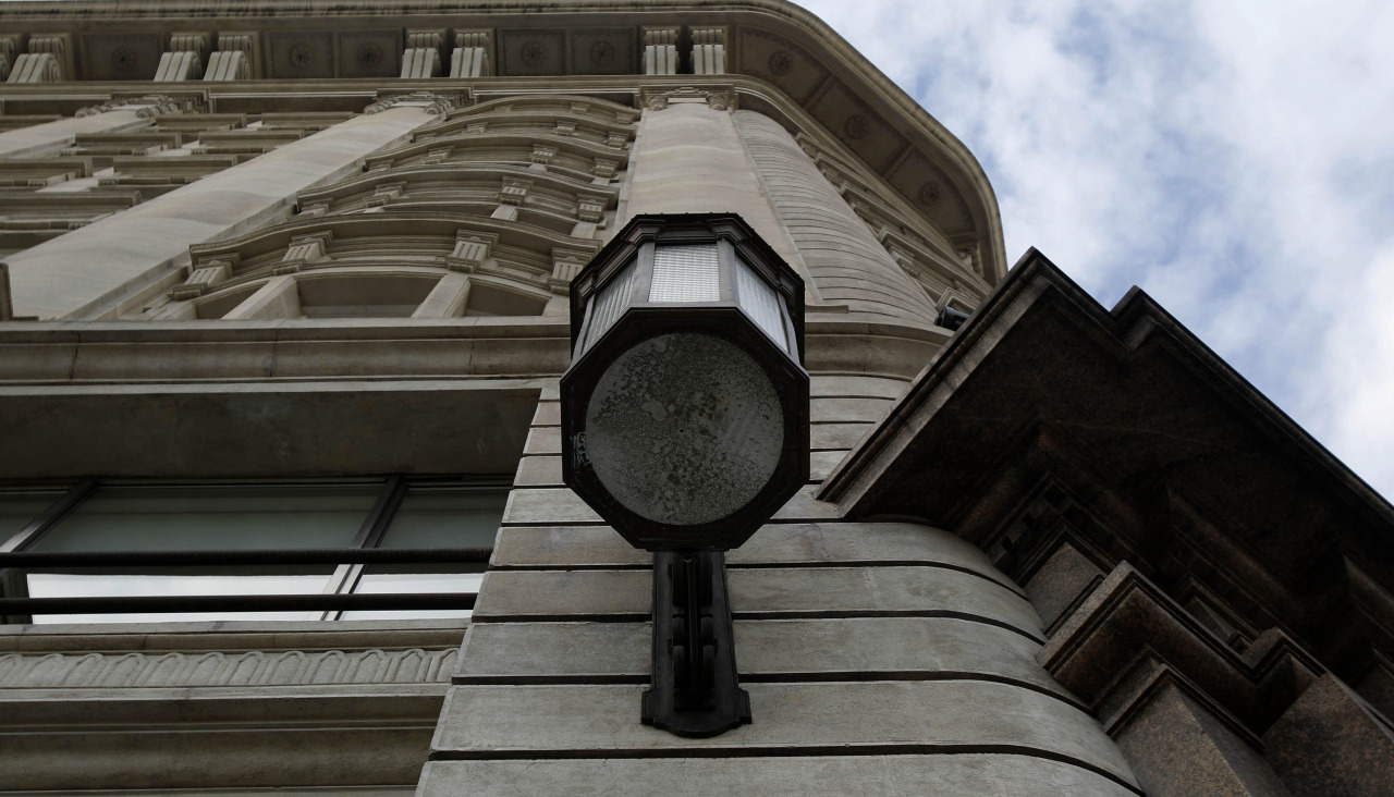 Una de las farolas originales, diseñadas por el autor vasco Lertxundi