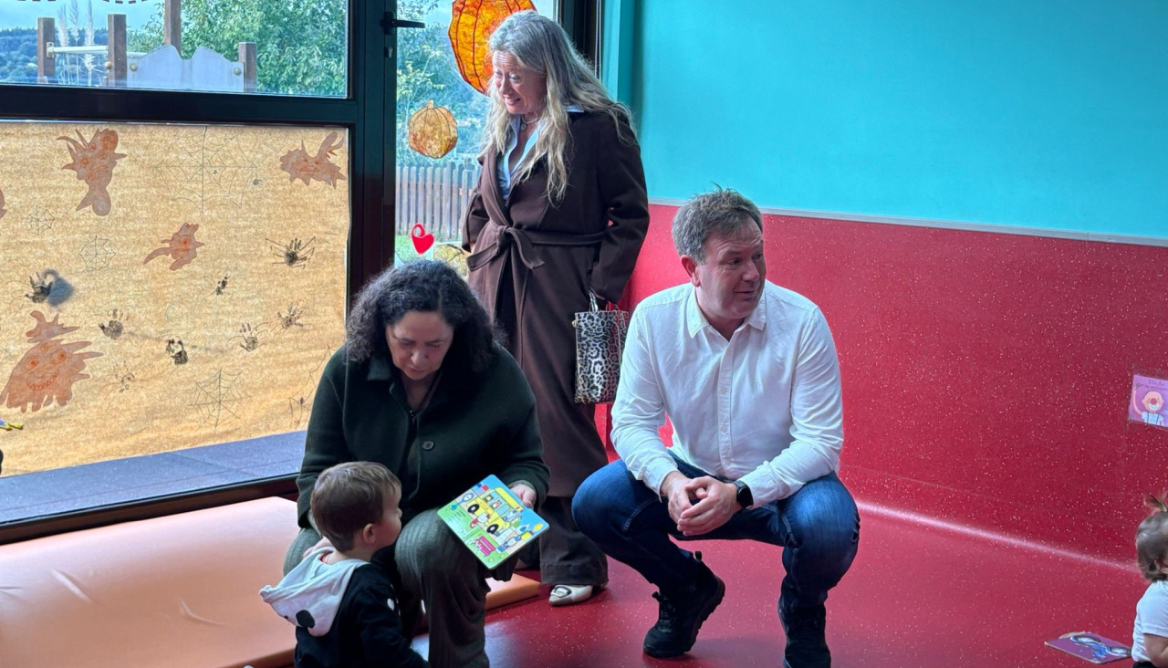 Belén do Campo; la portavoz popular, Esperanza Arias, y el alcalde, Benito Portela, durante la visita a la Galiña Azul de Mondego