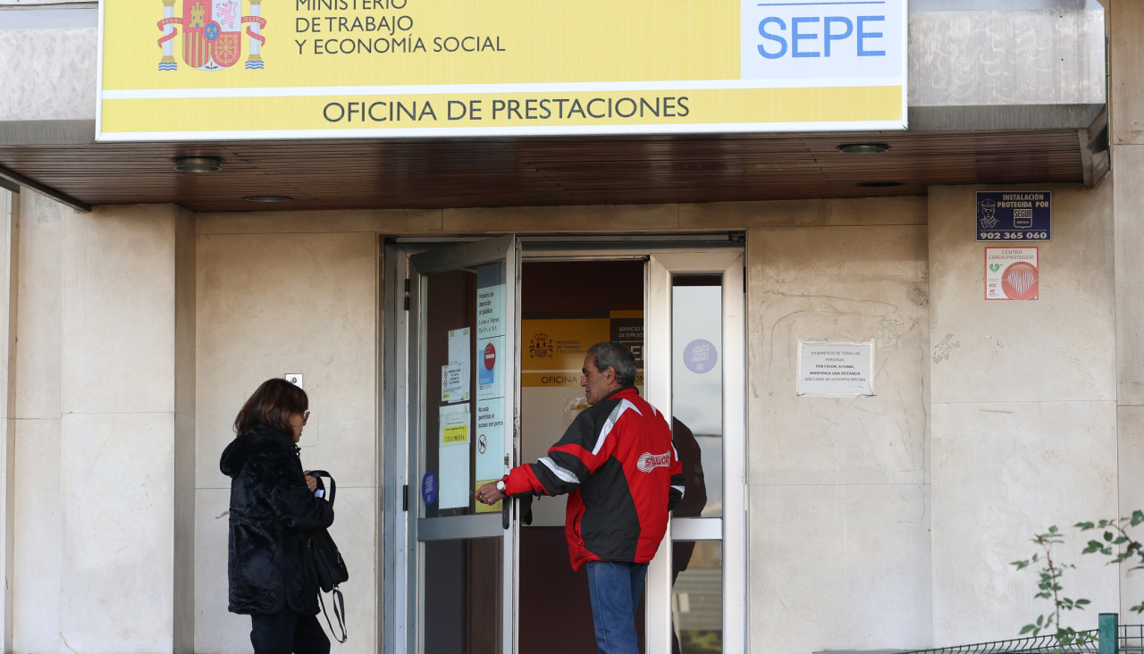 Dos personas acceden a una oficina de empleo en Madrid
