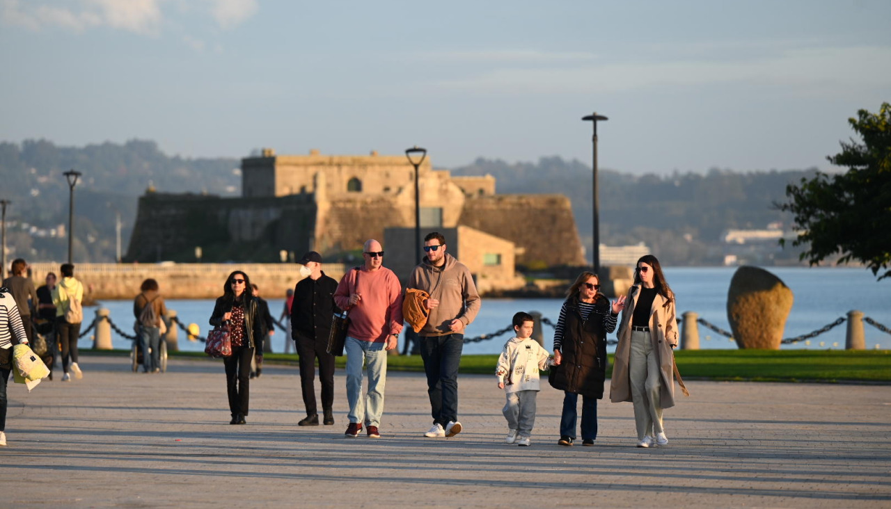 Gente paseando por La Dársena