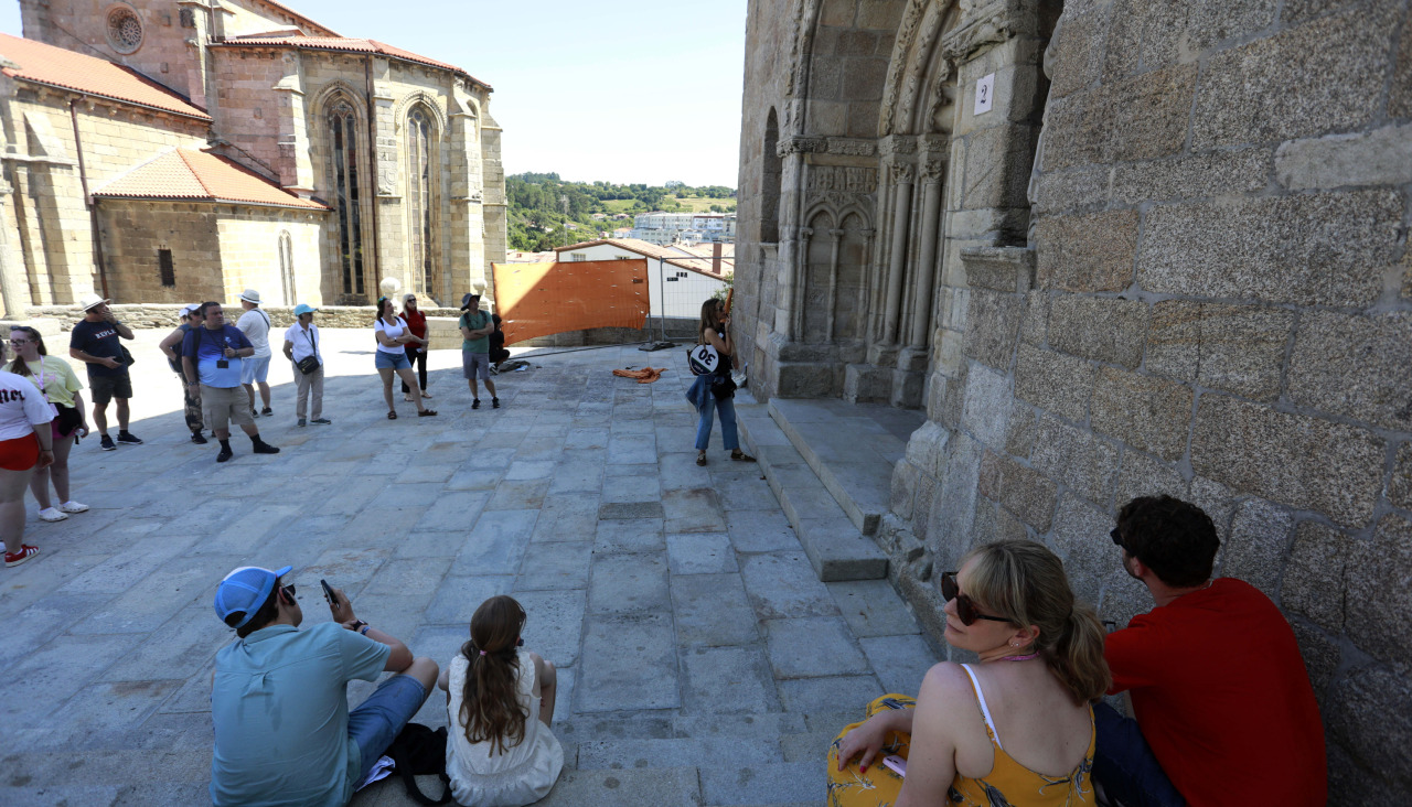 Peregrinos y turistas en el atrio de Santa María do Azougue