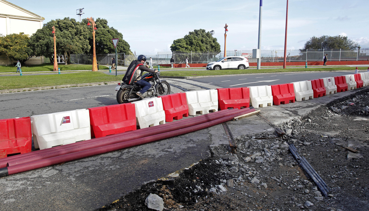 Las obras de reforma del antiguo apeadero de la rotonda de la Torre han obligado a la retirada de las viejas vías,