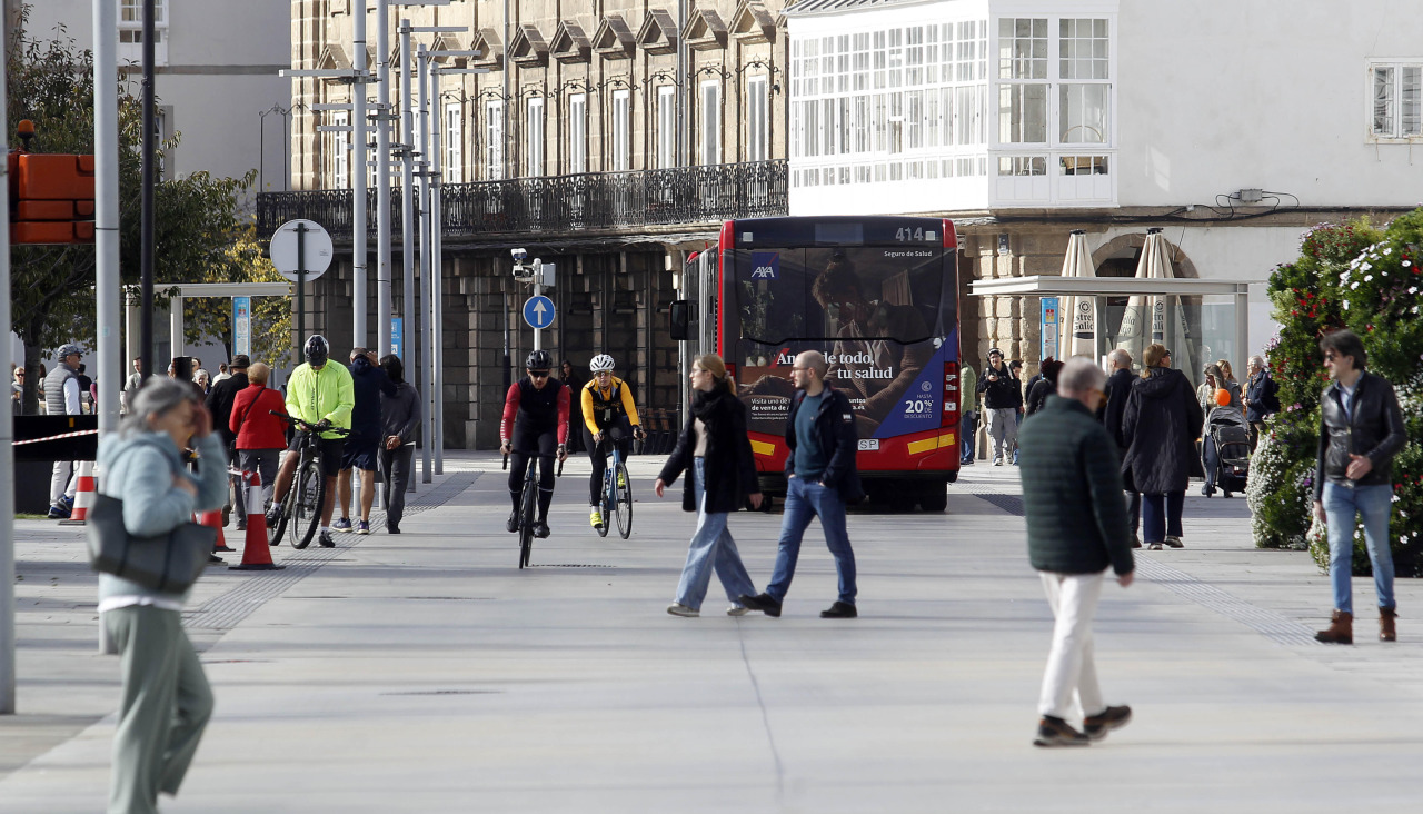 La Marina, ayer, con peatones y un autobús compartiendo la calzada
