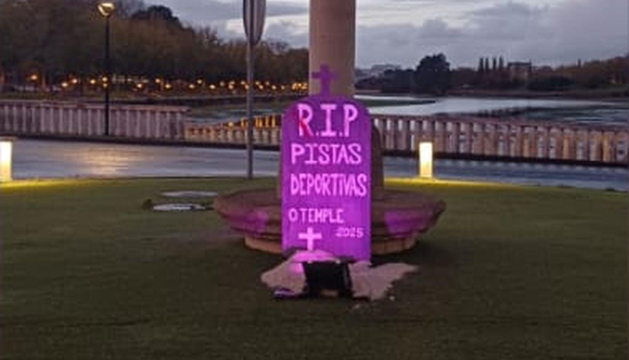 En O Paraugas también se colocaron lápidas para denunciar la situación de O Temple