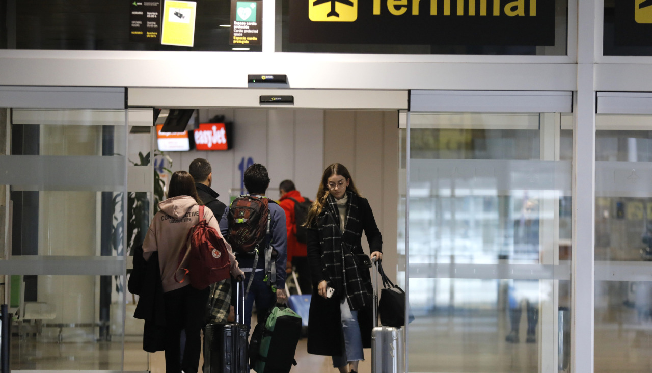 Pasajeros a las puertas de la terminal de Alvedro