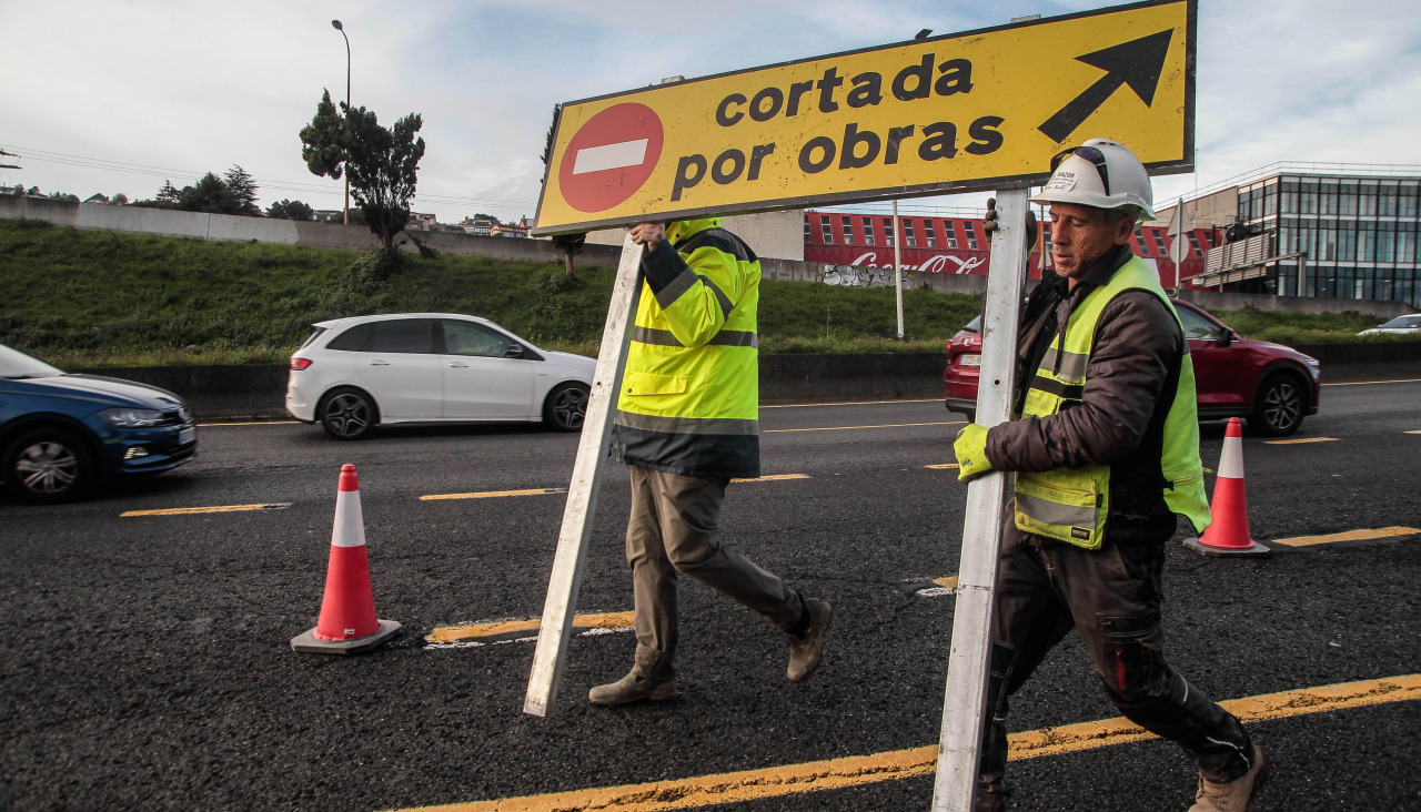Un panel avisa de un corte de tráfico por las obras en Alfonso Molina